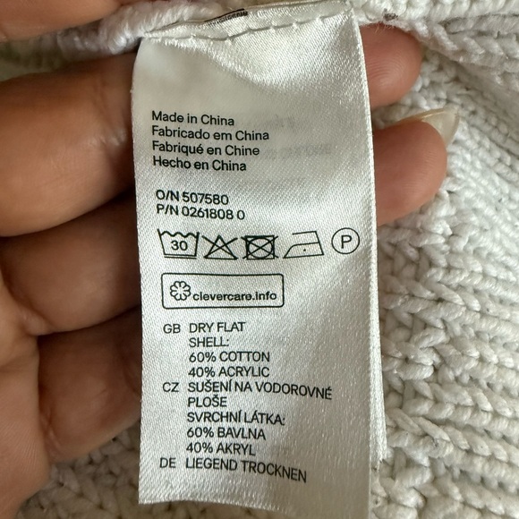 H&M V-Neck Sweater in White and Black - Picture 7 of 7